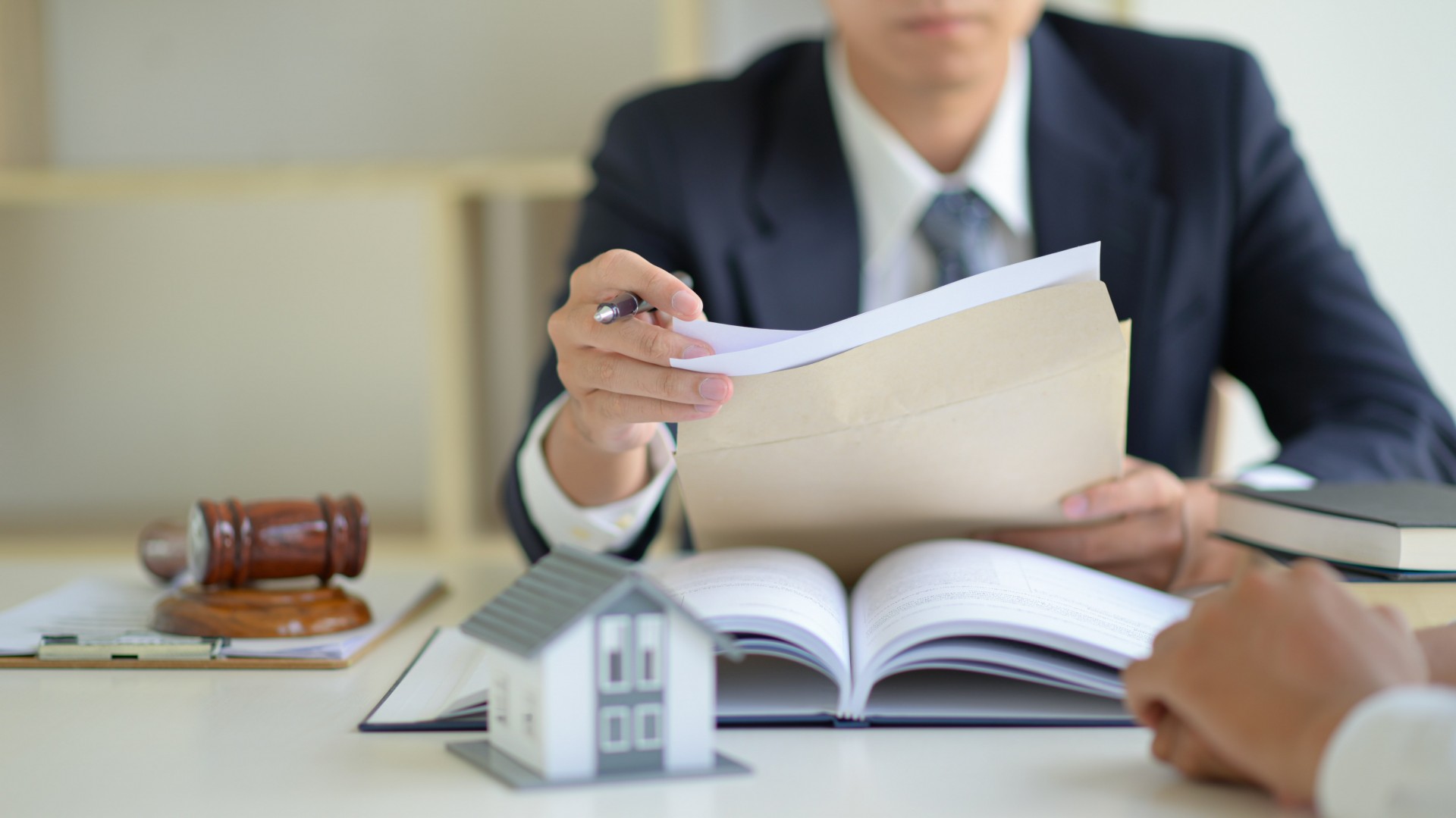 6 Major Reasons You Need a Real Estate Lawyer When...
